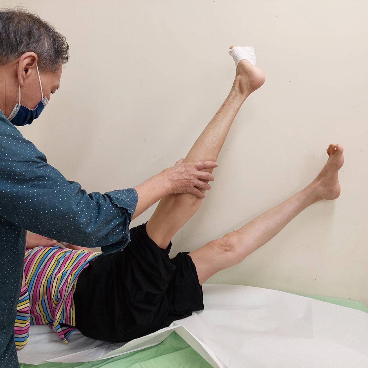 病患術前的痙攣狀態雙膝無法彎曲且身體成ㄑ字型無法平躺